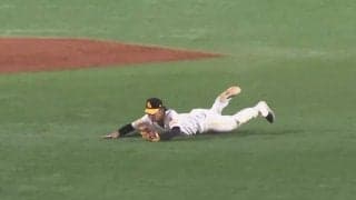 「守備範囲の広さ半端ない」鷹今宮、横っ飛び“レーザー送球”に巨人丸もお手上げ