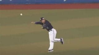 「可愛い筋肉」「赤ちゃんみたい」　オリ吉田正の“陽気な返球”にファン注目