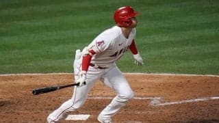 大谷翔平、泳ぎながら右手一本フェン直二塁打　米記者唖然「凄い」「馬鹿げたパワー」【5月の二刀流】