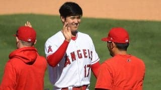【MLB】続々と集まる仲間たち…　大谷翔平、ベンチ内での“一場面”が「本当にクールです」