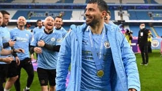 アグエロが退団するシティのキットマンに車をプレゼント！ 貰ったスタッフも感無量