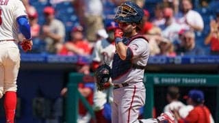 【MLB】二塁まで追う捕手にフリーズする走者…　30m激走“戦慄の挟殺”が「今季最高の守備」