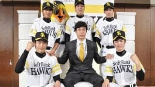 ソフトバンクからの５位指名に嘉弥真新也は「なんで？」。自分のことより先輩投手のドラフト漏れに驚いた