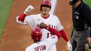 【MLB】大谷翔平がベンチでニッコリ　特大143m弾後の“首すぼませた1枚”に反響「最後（笑）」
