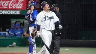 トラックへの荷積みが始まるグラウンドで…　不振の西武山川が異例の居残り練習