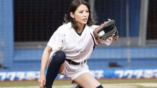 ギャル系野球女子の全力“ビタ止め”に拍手喝采　ロッテ安田の直球にミット音炸裂