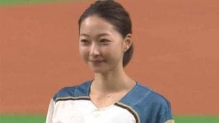 スラリと伸びた1本足…　鈴木誠也の妻・愛理さんの“大回転”始球式に球場どよめく