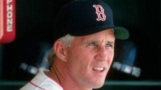 審判に退場宣告→“砂遊び”が「今季最も面白い」　ブチ切れ抗議の老将は「天才だ」