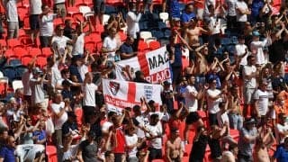 「深刻な状態」ユーロで続く悲劇、1年半ぶりの有観客試合もキックオフ直後にファンがスタンドから落下