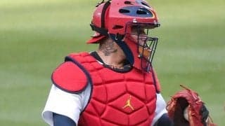 【MLB】「正真正銘、完璧な送球」38歳レジェンドの“膝付きバズーカ”に球宴捕手も興奮