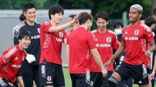 【日本代表】鎌田、長友、原口がデコピン、アイーンでリラックス？中谷進之介は長友塾【6月13日トレーニング】PHOTOギャラリー「ピッチの焦点」