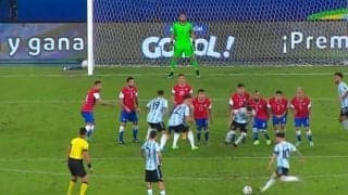 メッシのFK弾に元同僚たちも触れられず...アルゼンチンはチリとの初戦でドロー発進