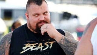 体重158kgで「8パック」に　世界最強の男、衝撃“肉体改造”に驚愕の声「狂気の変化」