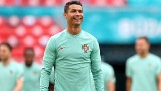 見たくもない？ 記者会見に出席したC・ロナウドがコカ・コーラを目の前に不思議な行動