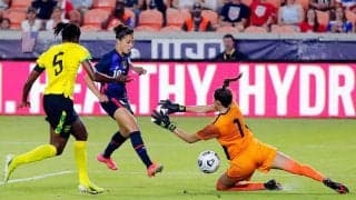 痛い！　女子サッカーGKの“鼻が折れそうな顔面セーブ”に海外衝撃「ハードヒット」