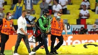 キックオフ前に空からピッチに侵入で負傷者が…UEFAが危険行為に声明「必要な措置を講じる」