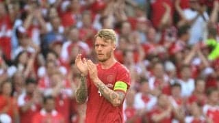 背番号10のエリクセンへ、前半10分に1分間の拍手