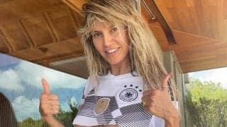 世界的ドイツ人モデルが下乳露出のセクシーショットで祖国代表にエール