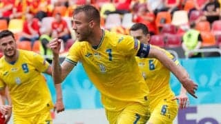 ウクライナのエース、流行りに逆行！ コカ・コーラ引き寄せ「みんな、連絡してね！」