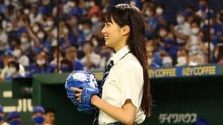 制服のスカートひらり…“旬”の23歳女優は恥ずかしそう　“豪快足上げ”ど緊張始球式