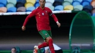 ロナウドは美しい姿勢でバリアを張る。「必殺シザーズ」を分析した