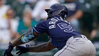 【MLB】「どうやって打った？」　バット投げだした“曲芸悪球打ち”が「ファンタスティック」