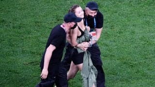 ユーロでピッチ侵入の女性、過激タンクトップで“仮想通貨”を宣伝