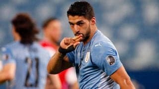 スアレス“らしい”嫌がらせ…元同僚GKの目の前に移動して靴紐結ぶ