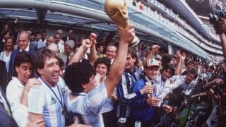 マラドーナ“伝説の5人抜き”から35年…母国のサポーターが天国に叫ぶ