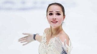 ザギトワの顔が近い　“萌え袖”で撮ったモデル風ショットに海外反響「瞳が美しい」