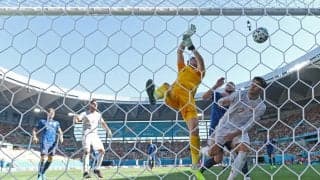 掻き出すつもりがゴールの中へ…スロバキア守護神の信じられないミス「バレーボールのスパイク」