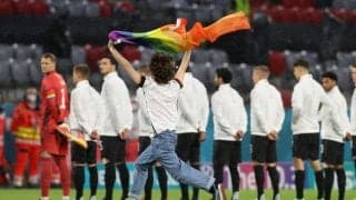 ユーロでLGBTQ支援の旗を持った男性がピッチに侵入、ハンガリーの国歌斉唱中に