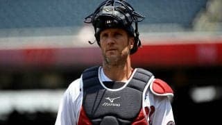 【MLB】捕球と同時に投げてる？　“瞬間膝立ちキャノン”が「常軌を逸している」