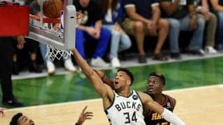 好調トレイ・ヤングを15得点に封じたバックスがホークスに完勝、東決勝は1勝1敗に