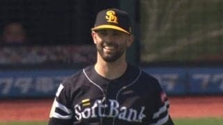 「神業すぎ」“背面ノールック併殺”…敵地騒然の4秒美技は「これ偶然じゃないぞ」