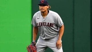 【MLB】激しく激突、吹き飛び悶絶する右翼手…　敵も味方も震撼した交錯プレーが恐怖