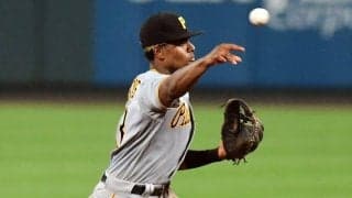 【MLB】「尋常じゃない」ほどの正確さ　ファウルゾーンからの“ジャンピング大遠投”に米驚愕