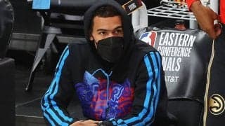 ホークスのエース、トレイ・ヤングが右足の骨挫傷のためバックスとの第4戦を欠場