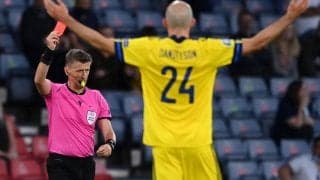 先にボールに触れるもスパイクが相手のヒザに直撃…スウェーデン代表DFの退場にリネカー氏は異議「ばかげている」