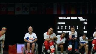 視線や眉毛の動きで投球する球技ってナニ？