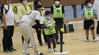 日本プロ野球選手会がひとり親家庭の親子を対象にした「ドリームキャッチ親子野球体験教室」を東大阪市で開催