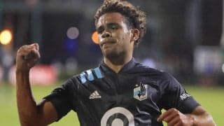 MLS選手がピッチにひざまずいてプロポーズ！大観衆に見守られる中彼女の答えは…？