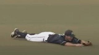 「この笑顔は反則」「35歳とは思えない」　ロッテ荻野、空飛ぶ“スーパーダイブ”が凄い