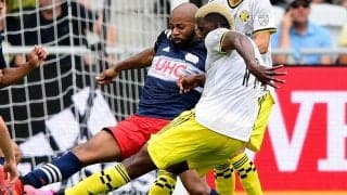 「どうしてこうなった」目を離したDFの頭にボールが直撃…そのままオウンゴールに