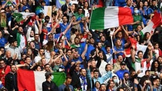 車のおかげでイタリアは無敗？ボールを乗せてラジコンカーがピッチを快走！