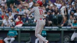 【MLB】大谷翔平33号で即座にハグ　ベンチの水原通訳＆イグレシアスが話題「IPPEIさんも驚き」
