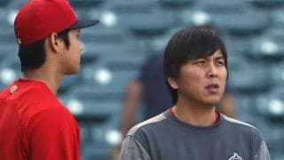 【MLB】大谷翔平の通訳・水原氏が“ド派手防具”装着　米も注目「キャプテン・アメリカ？」
