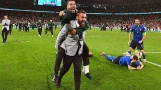 さすがアッズーリの兄貴!　デ・ロッシが負傷スピナッツォーラをおんぶし歓喜に沸くピッチを疾走