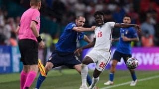 「汚いプレー」「ただの暴行だ」サカも思わず握手を拒否したキエッリーニの襟掴みファウルに批判も