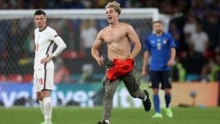 ユーロ決勝でも再び…試合中にミュージシャンがピッチに侵入、本人は「イングランドへの愛と敬意以外の何物でもない」と反省みせず